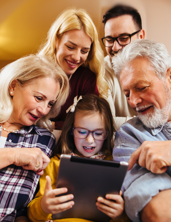 Famiglia felice raccolta a guardare foto sullo smartphone